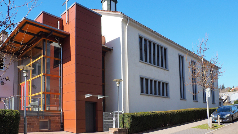 Erlöserkirche Pforzheim Sicht auf den Eingang und die Seitenfront der modernen Erlöserkirche in Pforzheim.