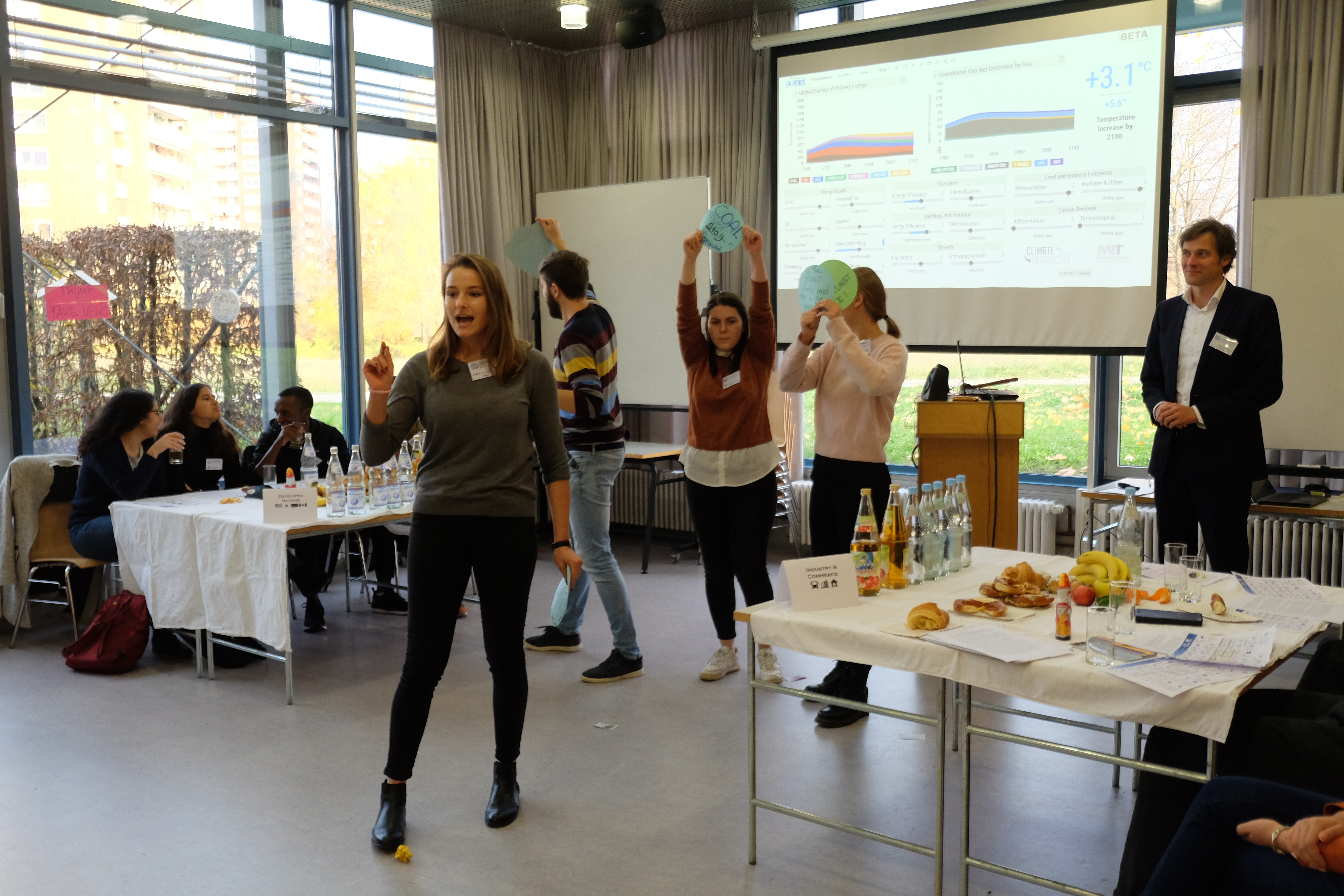 Junge Menschen während eines Rollenspiels.