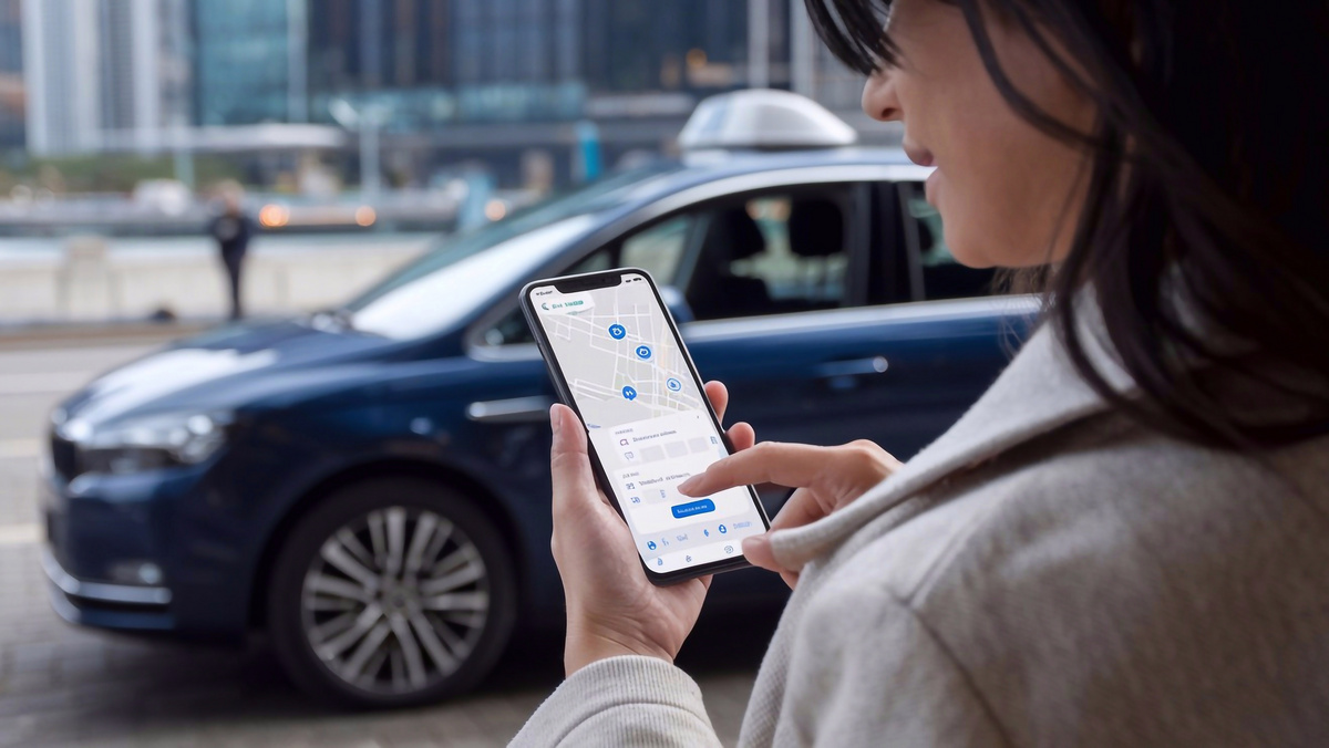 Car-Sharing & Co Frau betrachtet ihr Handy mit Car-Sharing Stationen