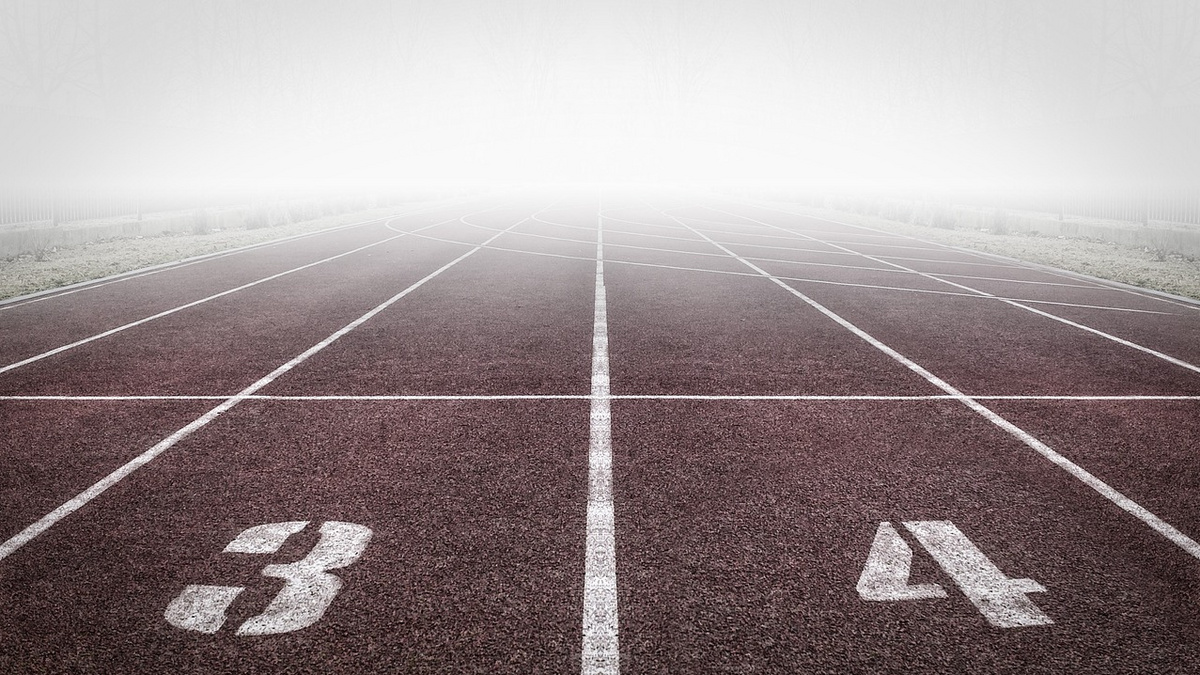 Sprintbahn im Stadion aus Sicht einer Athletin beim Start