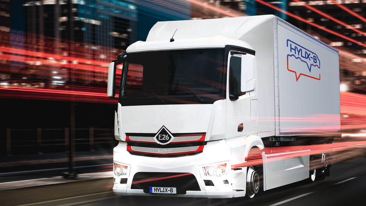 Truck mit der Aufschrift Hylix-B rast durch die Nacht