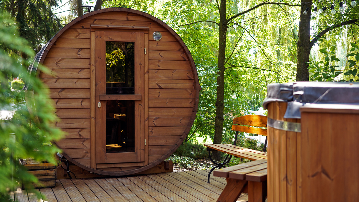 Schwäbische Null-Energie-Sauna Eine Sauna in einem Wald.