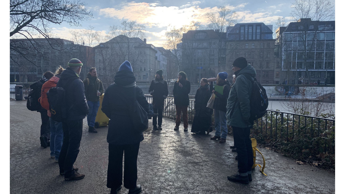 Methodenwerkstatt Stadtrundgang Die angehenden Guides in der Gruppe beim Stadtrundgang durch Stuttgart
