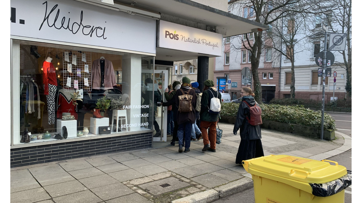 Nachhaltige Mode in der Kleiderei Stuttgart Gruppe angehender Guides vor der Kleiderei in Stuttgart