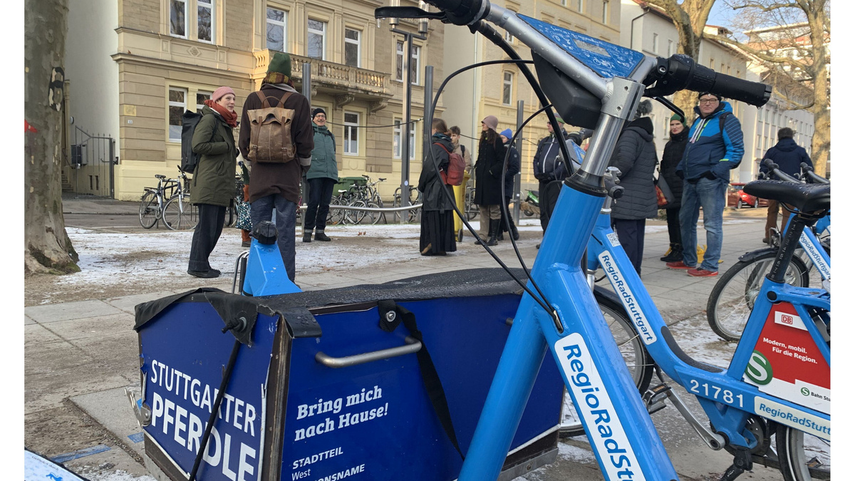 Selbst Stadtführungen umsetzen Lastenrad mit der Aufschrift Stuttgarter Pferdle vor der Gruppe angehender Guides