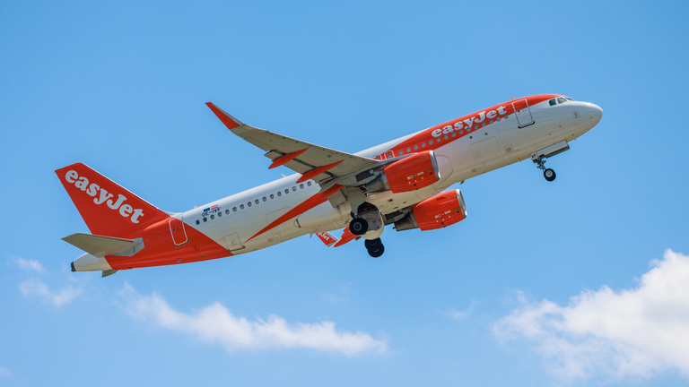 Ein Flugzeug hebt in die Luft ab 